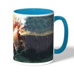 كوب قهوة بمقبض ازرق فاتح بتصميم حرب عملاقان هجوم العمالقة