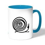 كوب قهوة بمقبض ازرق فاتح بتصميم حلزون