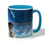 كوب قهوة بمقبض ازرق فاتح بتصميم خيوط جمعتنا معا انمي