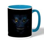 كوب قهوة بمقبض ازرق فاتح بتصميم ديث نوت ريوك مخيف