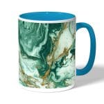 كوب قهوة بمقبض ازرق فاتح بتصميم ذهبي وأخضر