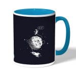 كوب قهوة بمقبض ازرق فاتح بتصميم رائد فضاء