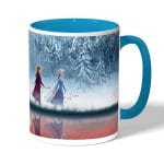 كوب قهوة بمقبض ازرق فاتح بتصميم رحله الاصدقاء