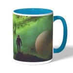 كوب قهوة بمقبض ازرق فاتح بتصميم رحله الى الفضاء