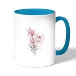 كوب قهوة بمقبض ازرق فاتح بتصميم رسمه ورده