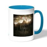 كوب قهوة بمقبض ازرق فاتح بتصميم ريزدنت إيفل 2