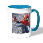 كوب قهوة بمقبض ازرق فاتح بتصميم سبايدر مان اعلى البرج