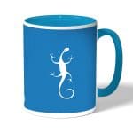 كوب قهوة بمقبض ازرق فاتح بتصميم سحليه