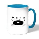 كوب قهوة بمقبض ازرق فاتح بتصميم سلطعون خائف