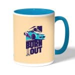 كوب قهوة بمقبض ازرق فاتح بتصميم سيارة سباق