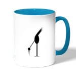 كوب قهوة بمقبض ازرق فاتح بتصميم طائر أسود