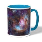 كوب قهوة بمقبض ازرق فاتح بتصميم فضاء بنفسجي