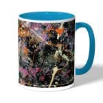 كوب قهوة بمقبض ازرق فاتح بتصميم فن تجريدي