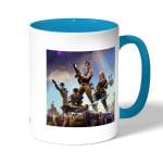 كوب قهوة بمقبض ازرق فاتح بتصميم قتال الزومبي فورت نايت