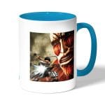 كوب قهوة بمقبض ازرق فاتح بتصميم قتال مع عملاق هجوم العمالقة