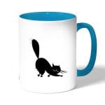 كوب قهوة بمقبض ازرق فاتح بتصميم قط اسود