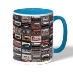 كوب قهوة بمقبض ازرق فاتح بتصميم كاسيت موسيقي