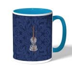 كوب قهوة بمقبض ازرق فاتح بتصميم كمان مزخرف