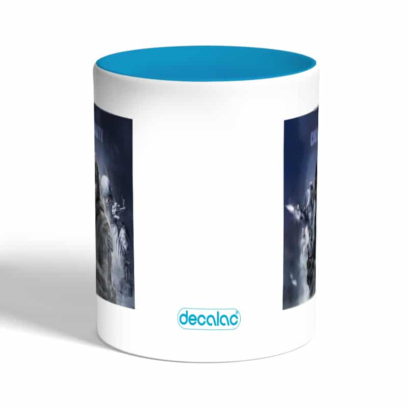 كوب-قهوة-بمقبض-ازرق-فاتح-بتصميم-كول-أوف-ديوتي-تعاون-جماعي-1