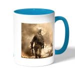 كوب قهوة بمقبض ازرق فاتح بتصميم كول أوف ديوتي نيران المعركه