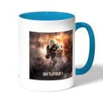 كوب قهوة بمقبض ازرق فاتح بتصميم نداء الواجب باتلفيلد