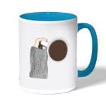 كوب قهوة بمقبض ازرق فاتح بتصميم وقت القهوة