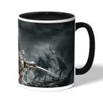 كوب قهوة بمقبض اسود بتصميم أساسنز كريد