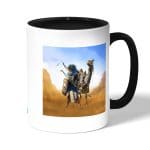 كوب قهوة بمقبض اسود بتصميم أساسنز كريد حورس