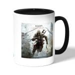 كوب قهوة بمقبض اسود بتصميم أساسنز كريد وسط الحرب