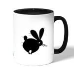 كوب قهوة بمقبض اسود بتصميم ارنب مخيف