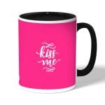 كوب قهوة بمقبض اسود بتصميم اعطني قبلة