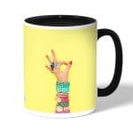 كوب قهوة بمقبض اسود بتصميم اكسسوارات يد امرأة