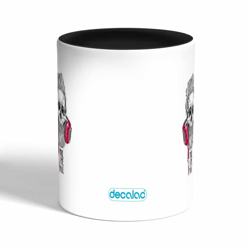 كوب-قهوة-بمقبض-اسود-بتصميم-الأستماع-الى-الموسيقى-1