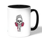 كوب قهوة بمقبض اسود بتصميم الأستماع الى الموسيقى