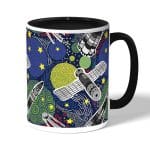 كوب قهوة بمقبض اسود بتصميم الفضاء الخارجي