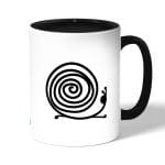 كوب قهوة بمقبض اسود بتصميم حلزون