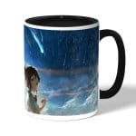 كوب قهوة بمقبض اسود بتصميم خيوط جمعتنا معا انمي