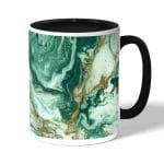 كوب قهوة بمقبض اسود بتصميم ذهبي وأخضر