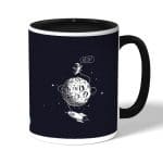 كوب قهوة بمقبض اسود بتصميم رائد فضاء