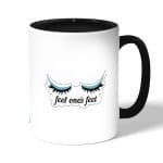 كوب قهوة بمقبض اسود بتصميم رموش