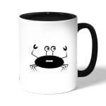 كوب قهوة بمقبض اسود بتصميم سلطعون خائف