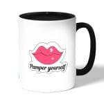 كوب قهوة بمقبض اسود بتصميم شفاه جذابه