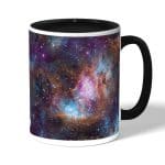 كوب قهوة بمقبض اسود بتصميم فضاء بنفسجي