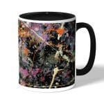 كوب قهوة بمقبض اسود بتصميم فن تجريدي