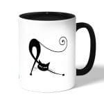 كوب قهوة بمقبض اسود بتصميم قطه كرتونيه