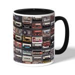 كوب قهوة بمقبض اسود بتصميم كاسيت موسيقي