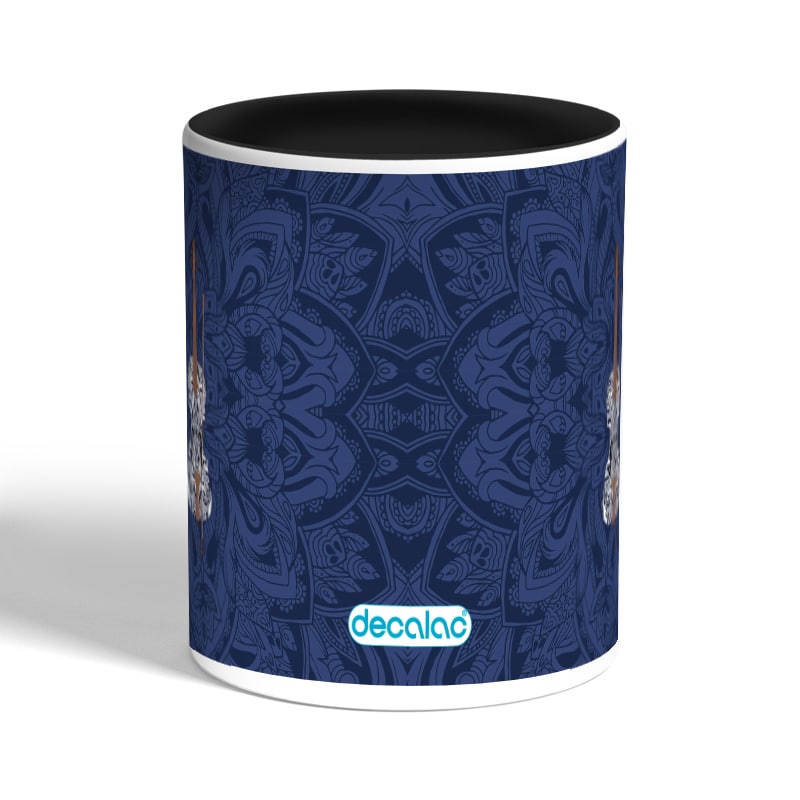 كوب-قهوة-بمقبض-اسود-بتصميم-كمان-مزخرف-1