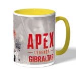 كوب قهوة بمقبض اصفر بتصميم أبيكس ليجندز جبل طارق