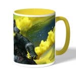 كوب قهوة بمقبض اصفر بتصميم أبيكس ليجندز كوستيك