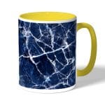 كوب قهوة بمقبض اصفر بتصميم أزرق وأبيض